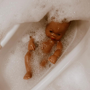 Кукла с кроваткой Mrs. Ertha "Julie Ruspberry Bunchs", гроздья малины, 20 см